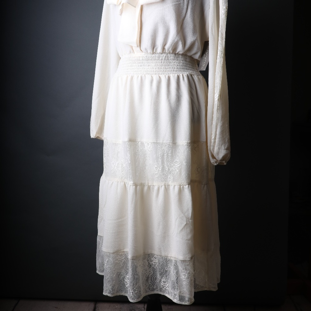 Cream dress with lace trim - Picture 3 of 8